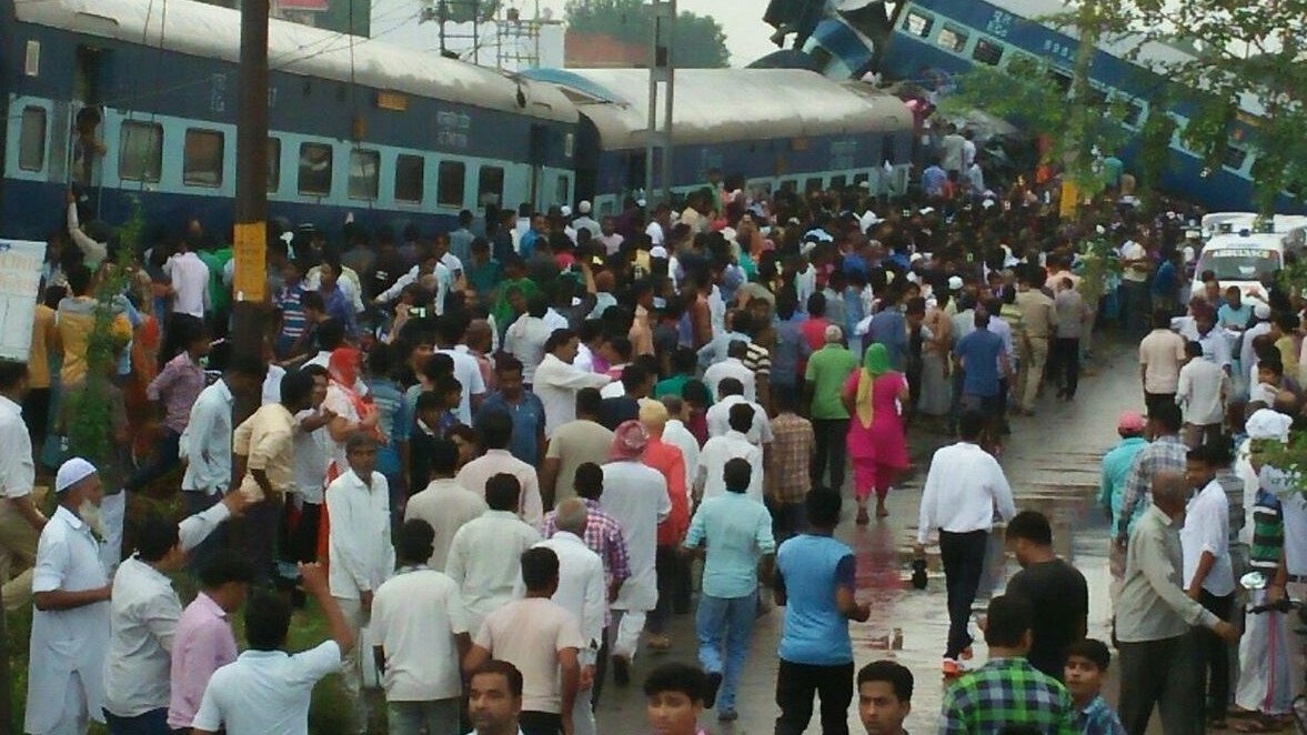 Εκτροχιάστηκε αμαξοστοιχία στην Ινδία – Αναφορές για 10 νεκρούς και υποψίες για τρομοκρατία – ΤΩΡΑ