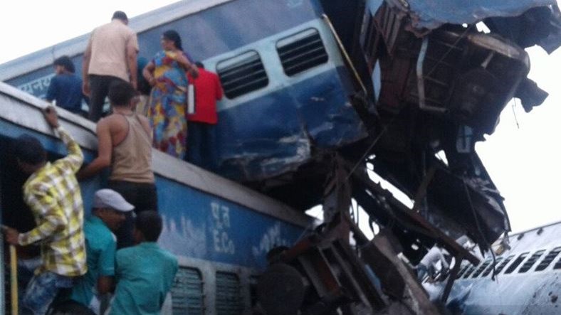 Οι πρώτες εικόνες από τον εκτροχιασμό της αμαξοστοιχίας στην Ινδία – ΦΩΤΟ