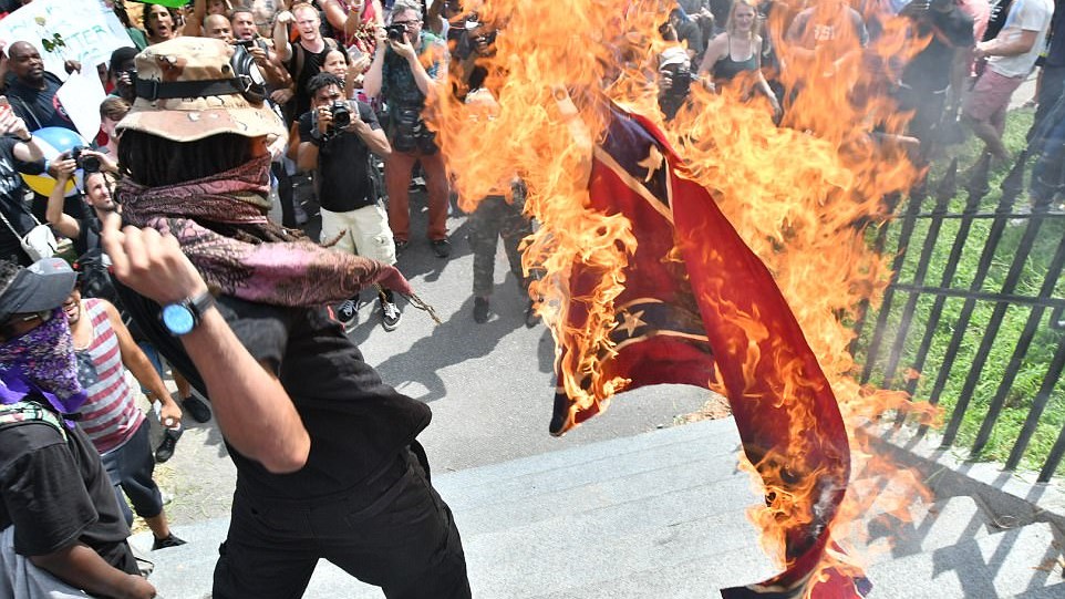 Επεισόδια στη Βοστώνη κατά τη διάρκεια αντισυγκέντρωσης αντιρατσιστικών οργανώσεων – ΦΩΤΟ