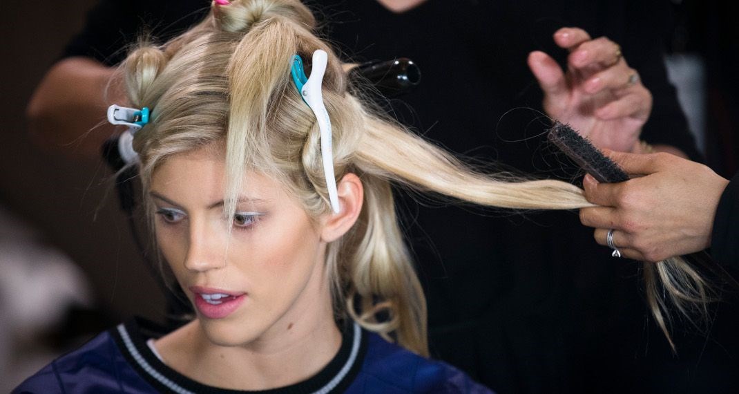 Το αμφιλεγόμενο χτένισμα των 80’s επιστρέφει και ανανεώνει το look μας – ΦΩΤΟ