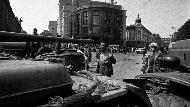 Σαν σήμερα: Τα σοβιετικά τανκς εισβάλλουν στην Τσεχοσλοβακία