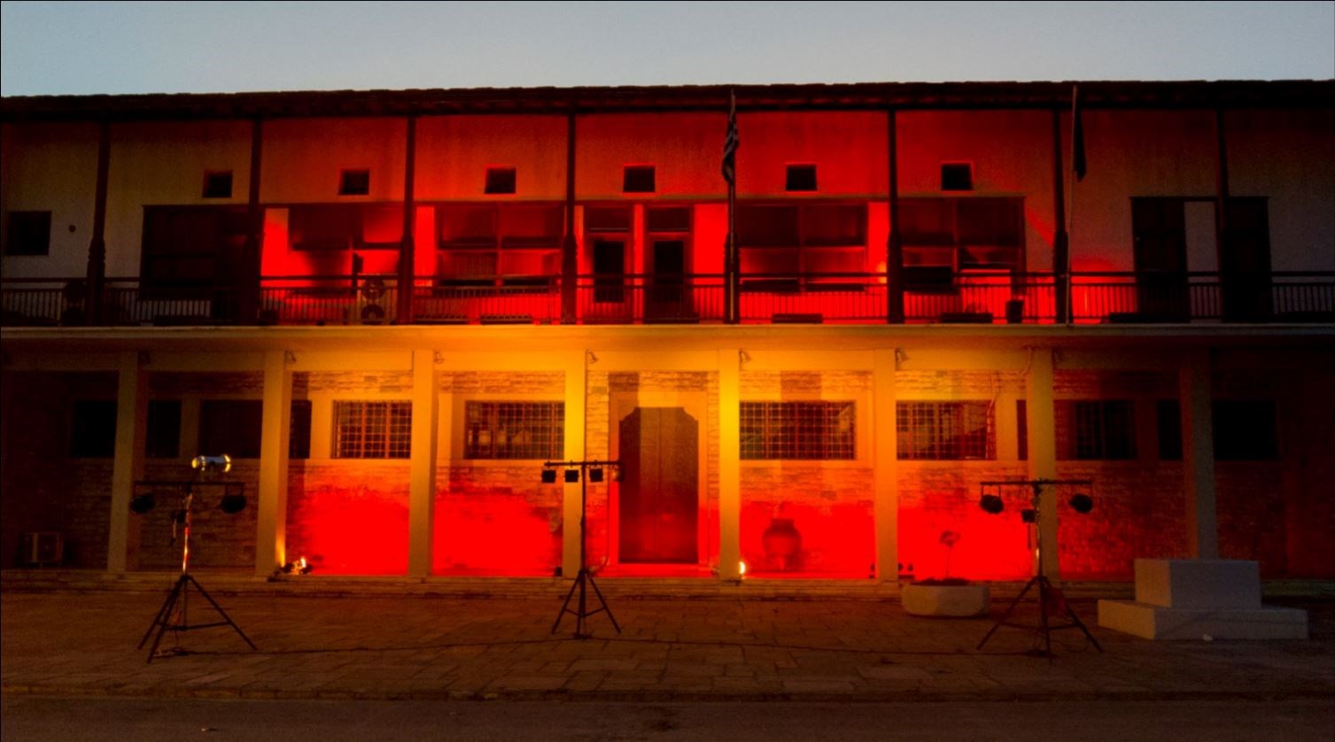 Στα χρώματα της ισπανικής σημαίας το Δημαρχείο του Βόλου – ΦΩΤΟ