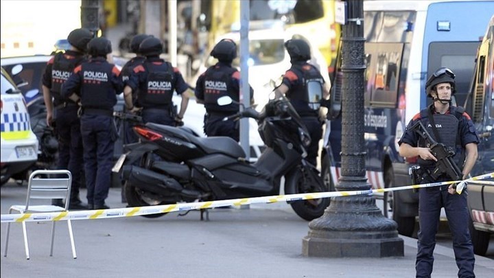 Η ισπανική αστυνομία αναζητά έναν ύποπτο άνδρα για τις επιθέσεις στη Βαρκελώνη – ΦΩΤΟ