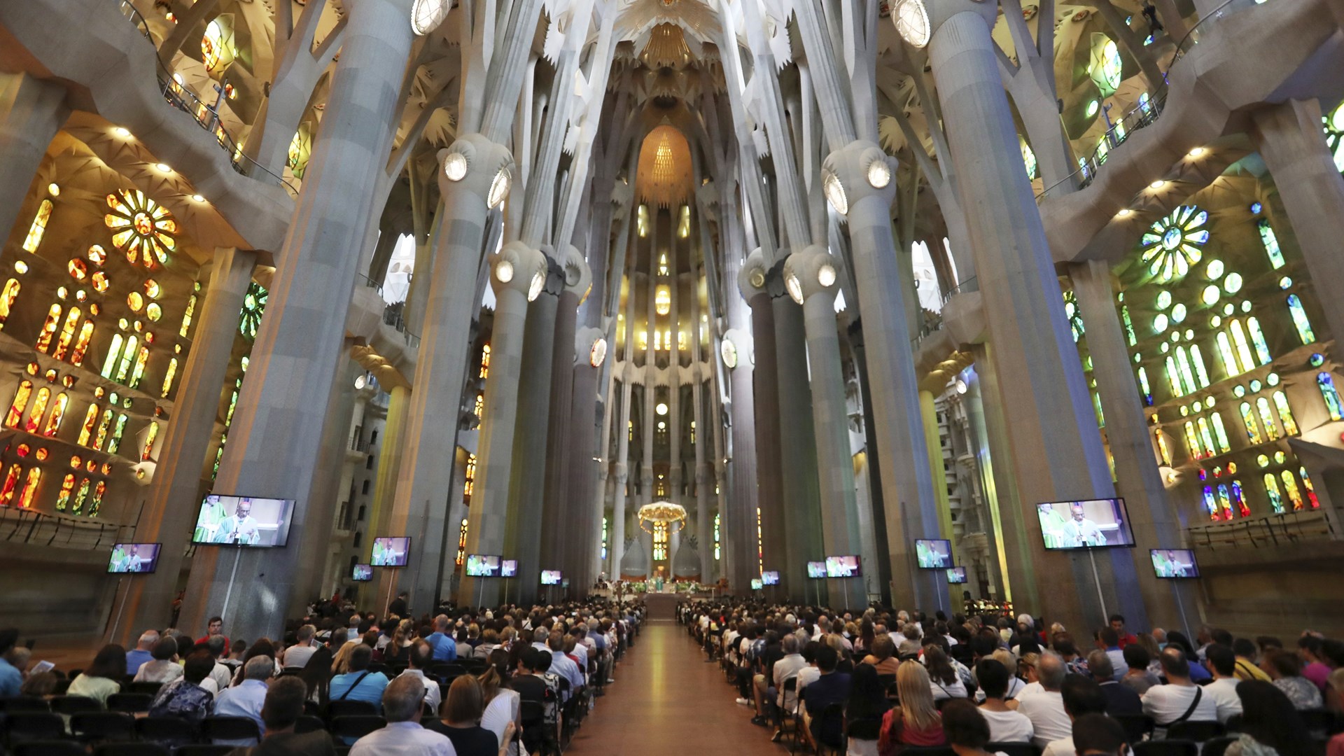 Στη Sagrada Familia τίμησαν οι Καταλανοί τα θύματα των τρομοκρατικών επιθέσεων – ΦΩΤΟ
