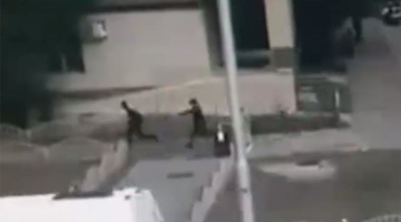 ΒΙΝΤΕΟ ντοκουμέντο – Η στιγμή που αστυνομικός σκοτώνει τον δράστη στο Σουργκούτ
