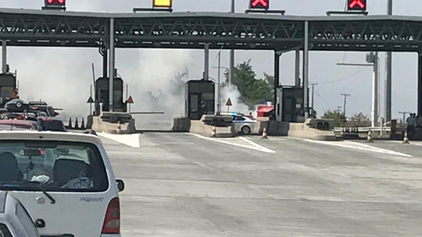 Αυτοκίνητο πήρε φωτιά στα διόδια Μοσχοχωρίου – ΦΩΤΟ