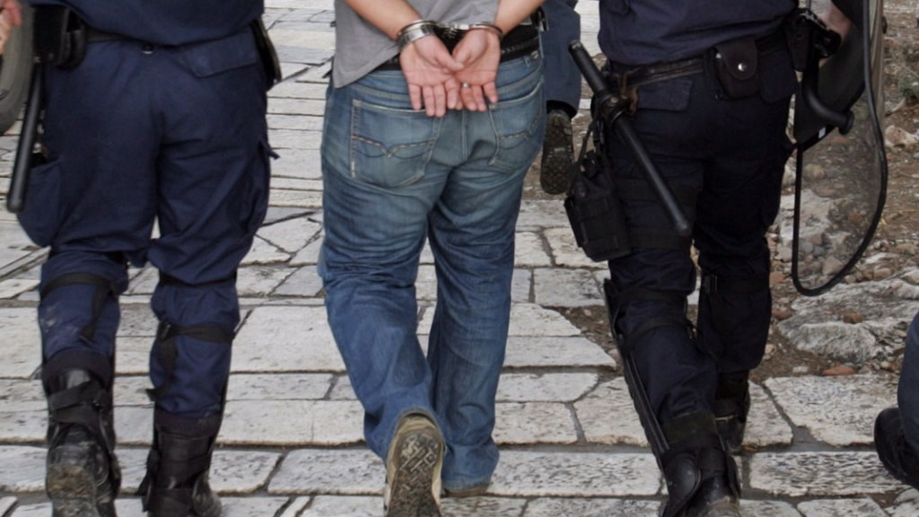 Βόλος: Στον εισαγγελέα 50χρονος που τραυμάτισε με μαχαίρι αστυνομικό σε ταβέρνα