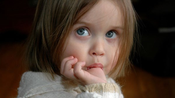 Το παιδί πιπιλίζει το δάκτυλο του; 6 τρόποι για να το σταματήσει