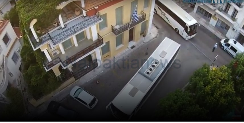 Ναύπακτος: Ο γαμπρός έφθασε στην εκκλησία συνοδευόμενος από… 19 λεωφορεία – ΒΙΝΤΕΟ