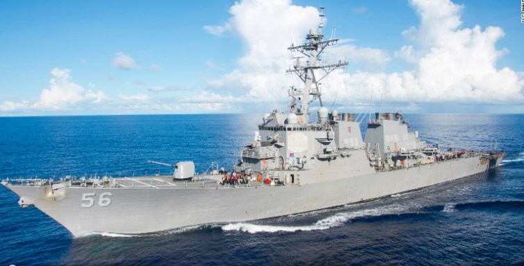 Δέκα αγνοούμενοι μετά τη σύγκρουση του αμερικανικού αντιτορπιλικού με δεξαμενόπλοιο