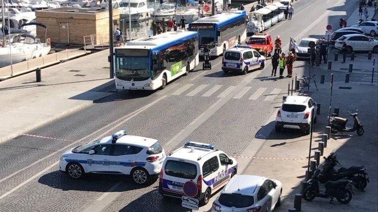 Αυτοκίνητο έπεσε σε στάσεις λεωφορείου στη Μασσαλία – Ένας νεκρός
