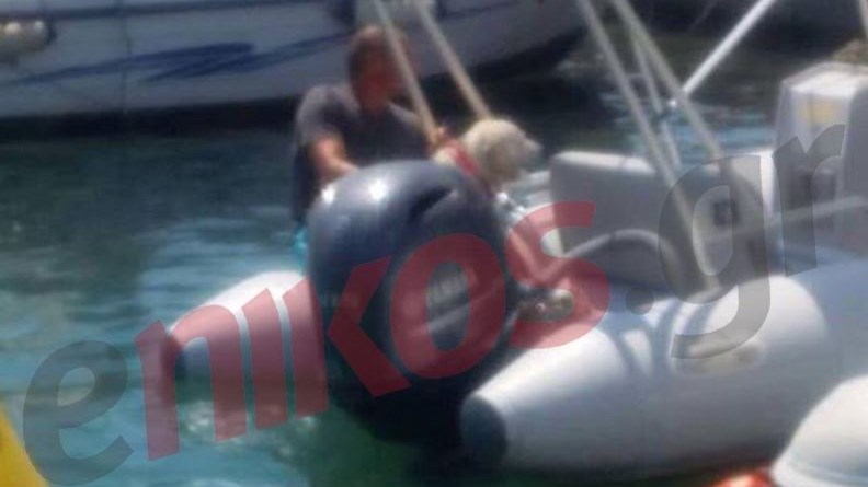 Τα μπάνια του Βαρουφάκη στην Αίγινα με τον σκύλο του – ΦΩΤΟ