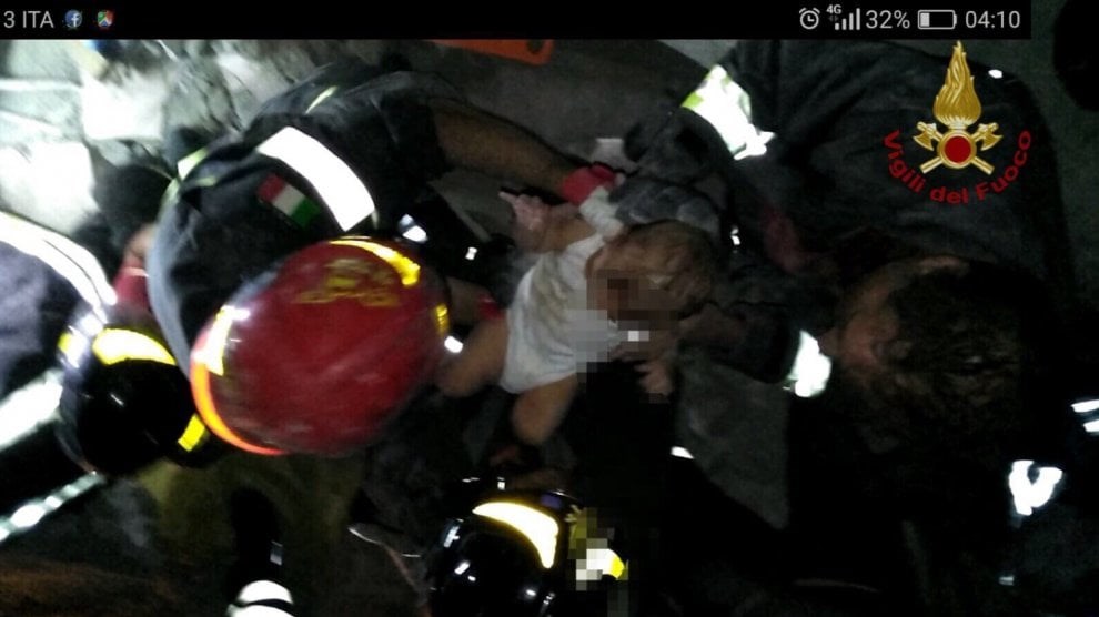 Συγκλονιστικές ΦΩΤΟ: Οι Ιταλοί διασώστες βγάζουν από τα συντρίμμια ένα μωρό 7 μηνών
