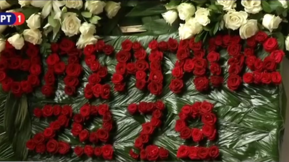 Το ιδιαίτερο “στεφάνι” της Ζωζώς Σαπουντζάκη στην κηδεία της Ζωής Λάσκαρη – ΦΩΤΟ