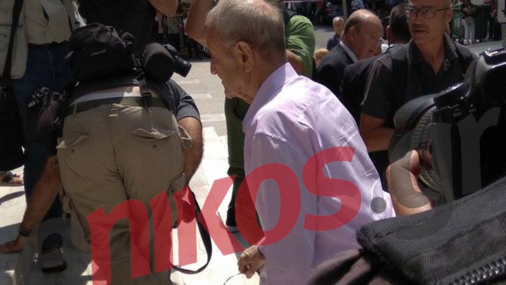 Ο Γιάννης Βογιατζής στην κηδεία της Ζωής Λάσκαρη – ΦΩΤΟ