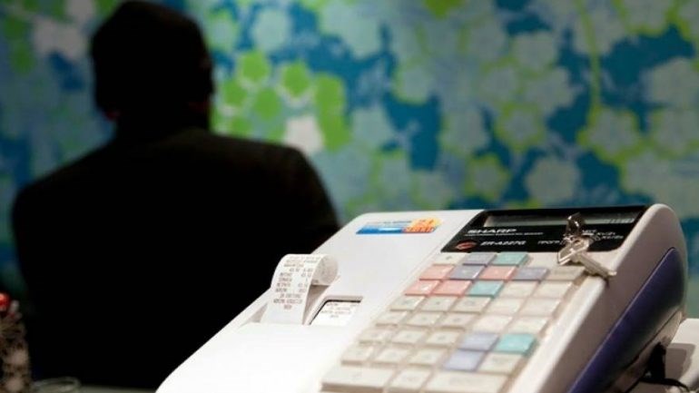 Νέο επεισόδιο με εφοριακούς – Τους προπηλάκισαν μέσα σε ταβέρνα