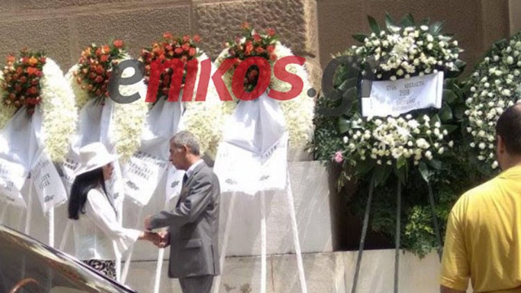 Η Ζωζώ Σαπουντζάκη στην κηδεία της Ζωής Λάσκαρη – ΦΩΤΟ