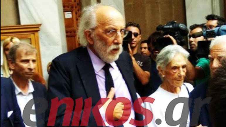 Συντετριμμένος ο Αλέξανδρος Λυκουρέζος στην κηδεία της Ζωής Λάσκαρη – ΦΩΤΟ
