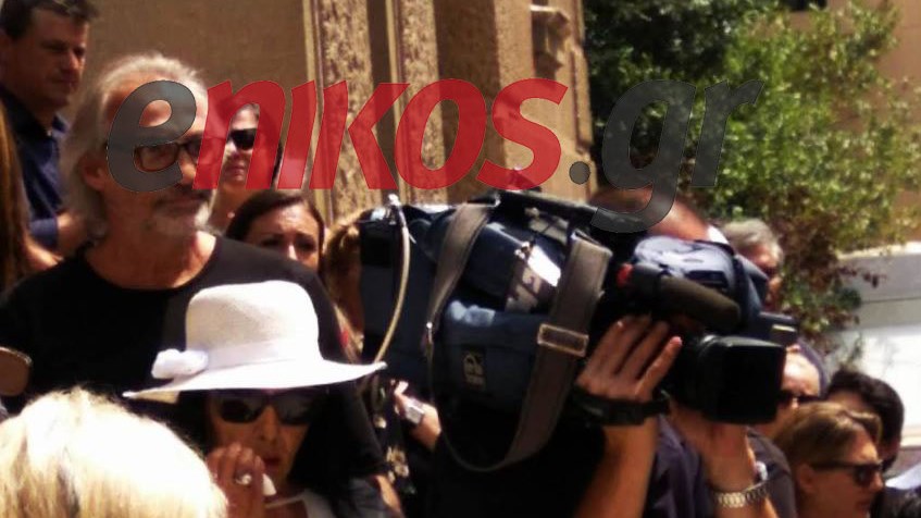 Λύγισε η Ζωζώ Σαπουντζάκη στην κηδεία της Ζωής Λάσκαρη – ΦΩΤΟ