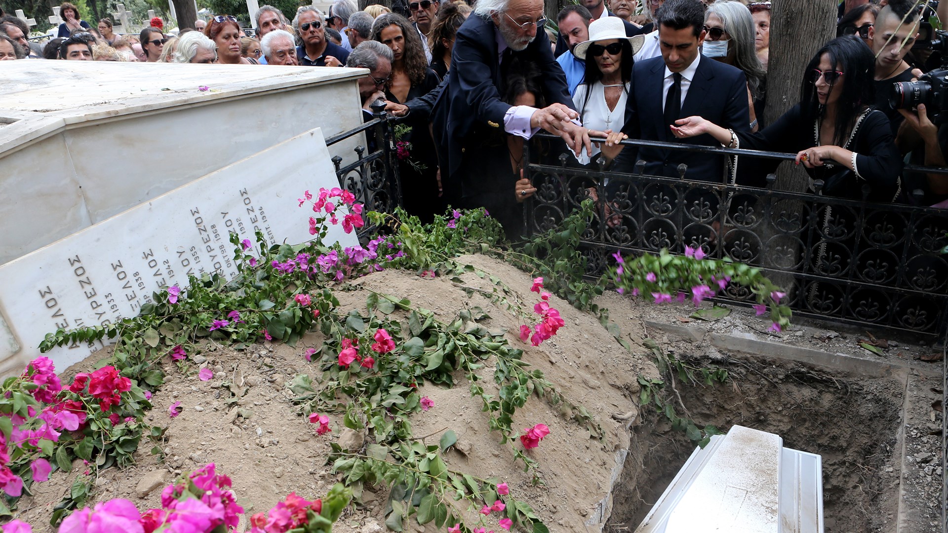 Με βουκαμβίλιες αποχαιρέτησαν τη Ζωή Λάσκαρη στο Α’ Νεκροταφείο – ΦΩΤΟ