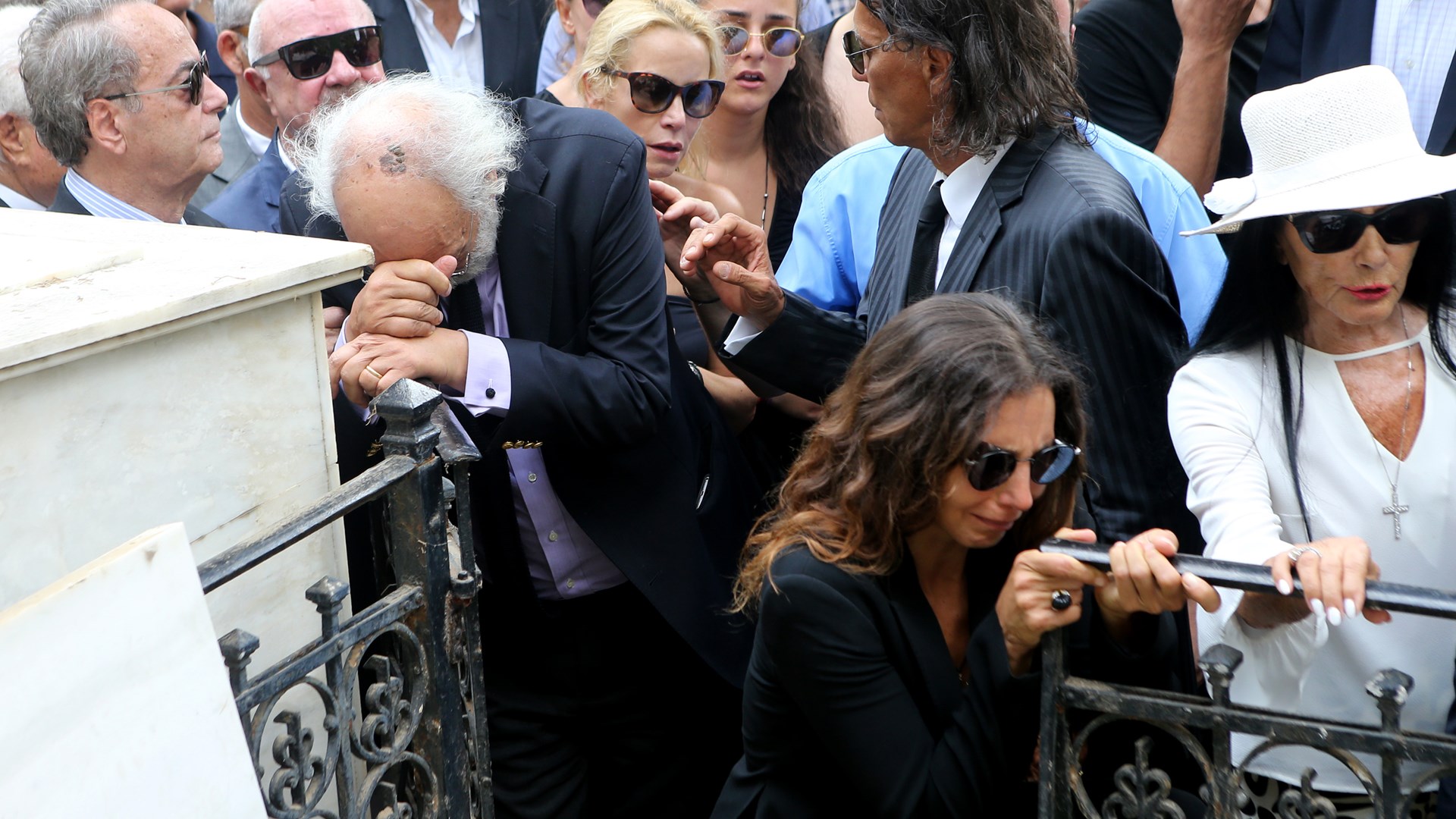 Ο σπαραγμός του Λυκουρέζου και της κόρης του Μαρίας-Ελένης στην κηδεία της Ζωής Λάσκαρη – ΦΩΤΟ