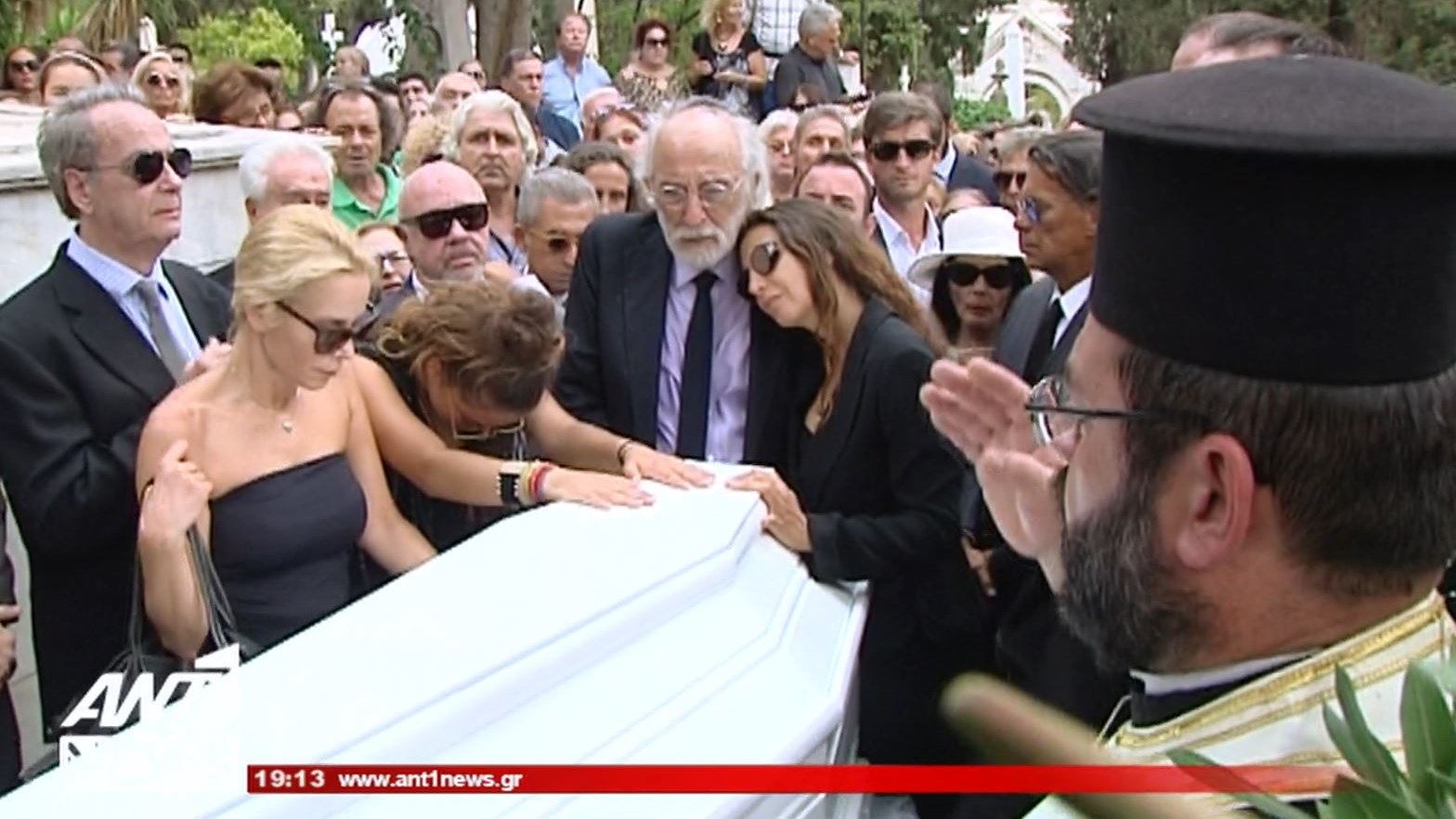 “Έπεσε η αυλαία” για την Ζωή Λάσκαρη – ΒΙΝΤΕΟ