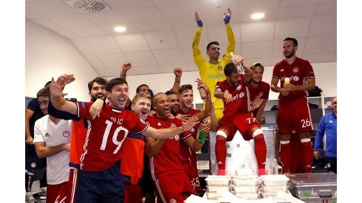 Ξέφρενοι πανηγυρισμοί των παικτών του Ολυμπιακού στη Ριέκα