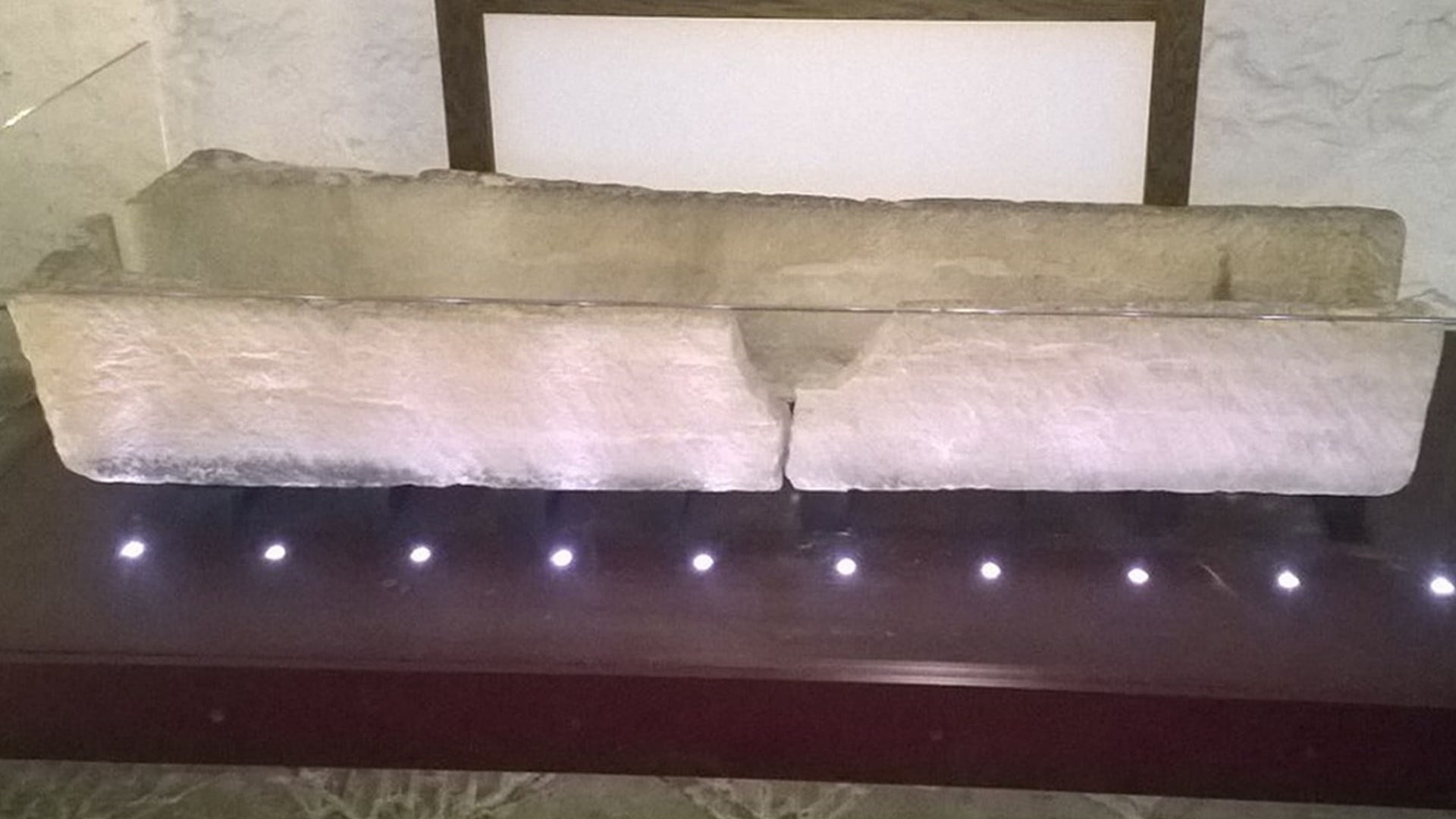 Απρόσεκτοι τουρίστες κατέστρεψαν σαρκοφάγο 800 ετών – ΦΩΤΟ