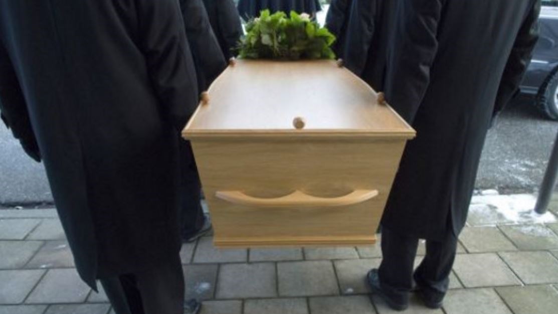 Χαμός σε κηδεία στη Φθιώτιδα – Έθαψαν και… ξέθαψαν τον νεκρό