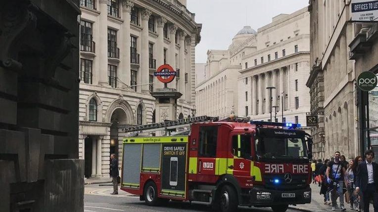 Συναγερμός για φωτιά σε σιδηροδρομικό σταθμό στο Λονδίνο