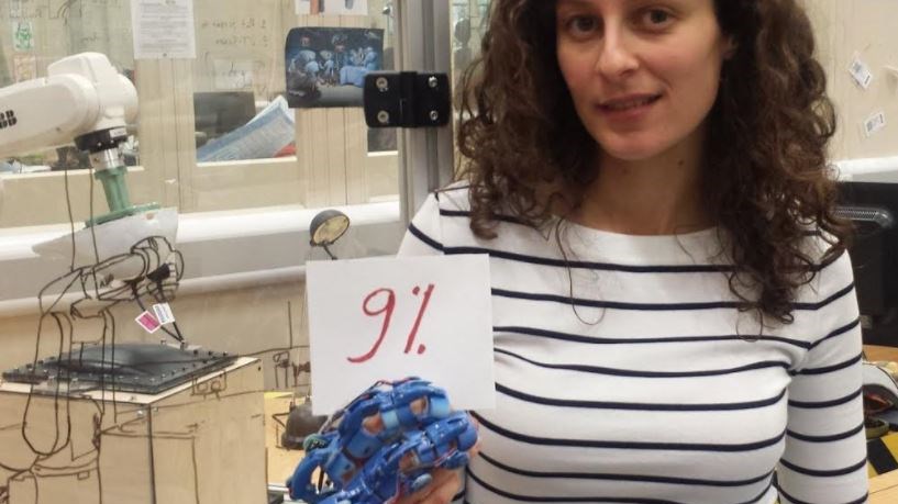 Ελληνίδα σχεδίασε ρομποτικό γάντι που αλλάζει τις χειρουργικές επεμβάσεις