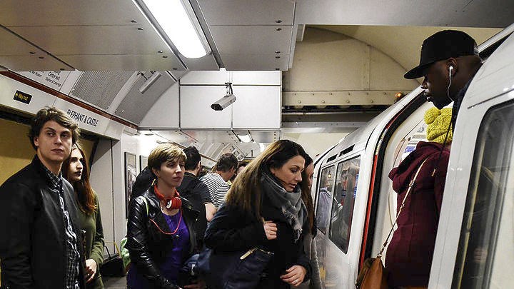 Λήξη συναγερμού στο Λονδίνου – Έσβησε η φωτιά στον σιδηροδρομικό σταθμό