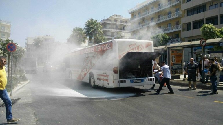 Λεωφορείο πήρε φωτιά στο κέντρο του Ηρακλείου – ΦΩΤΟ