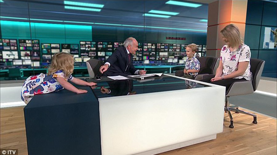 Όταν η μαμά σου δίνει συνέντευξη αλλά εσύ θέλεις να παίξεις – ΒΙΝΤΕΟ