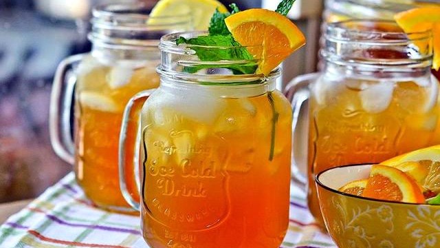 Το κόλπο για να παγώσετε ένα αναψυκτικό μέσα σε 2 λεπτά – ΒΙΝΤΕΟ