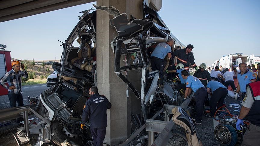 Πέντε νεκροί από πρόσκρουση λεωφορείου σε κιγκλίδωμα γέφυρας στην Τουρκία – Σοκαριστικές ΦΩΤΟ