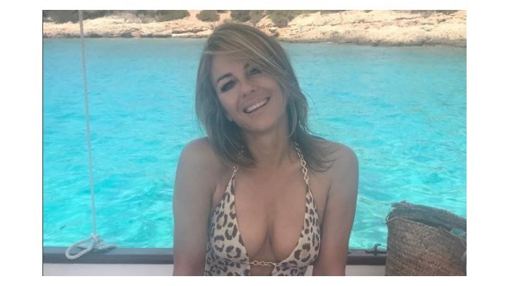 Το εντυπωσιακό κορμί της… 52χρονης Ελίζαμπεθ Χάρλεϊ τρελαίνει τις Σπέτσες – ΒΙΝΤΕΟ