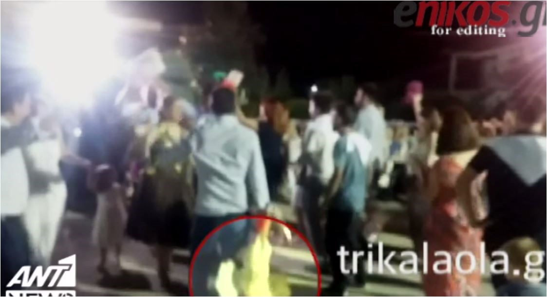 Χορεύουν κρατώντας έναν… κόκορα ανάποδα – ΒΙΝΤΕΟ