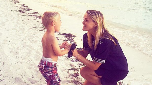 Ο γιος της Ρις Γουίδερσπουν μπερδεύει… τη μαμά με την αδελφή του – ΦΩΤΟ