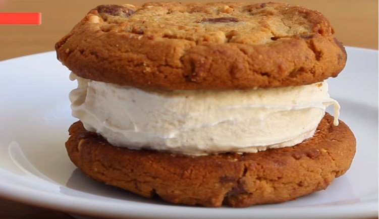 Φτιάξτε υπέροχο παγωτό-σάντουιτς με 3 κινήσεις – ΒΙΝΤΕΟ