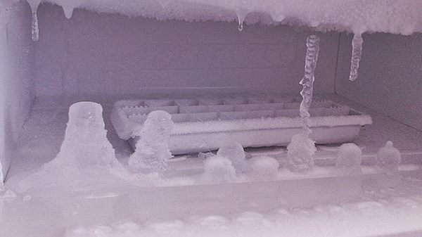 Πως να κάνετε απόψυξη στο ψυγείο σας σε χρόνο μηδέν