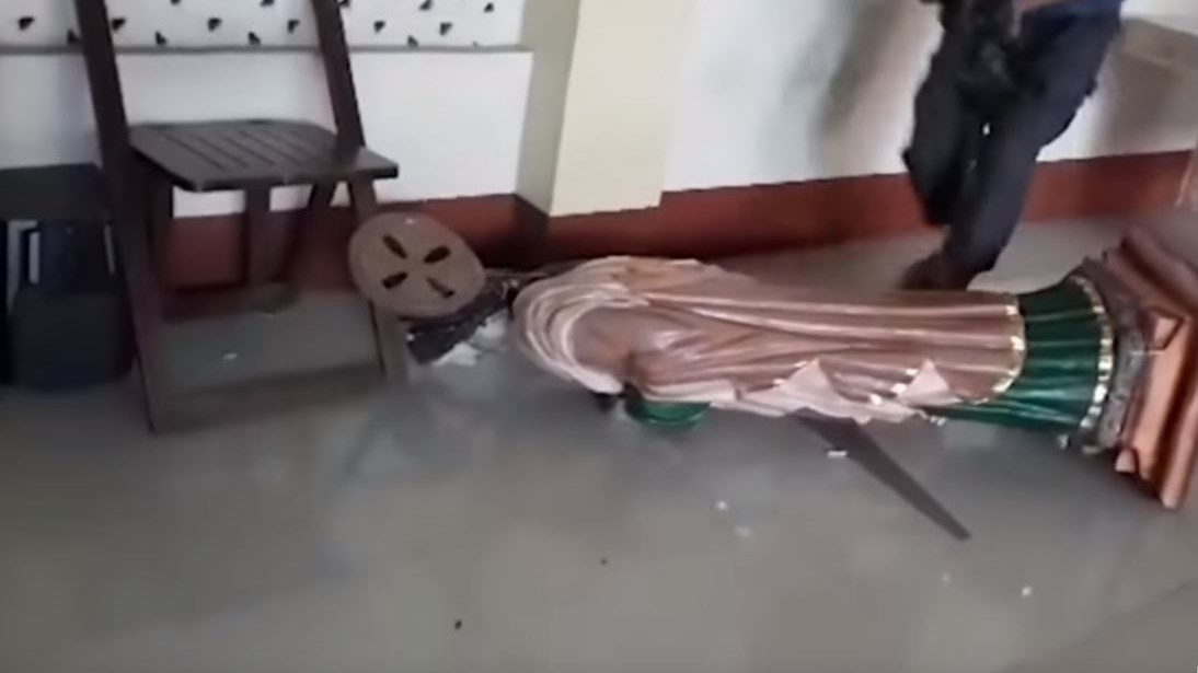 Τζιχαντιστές καταστρέφουν αγάλματα του Χριστού και σκίζουν φωτογραφίες του Πάπα- ΒΙΝΤΕΟ