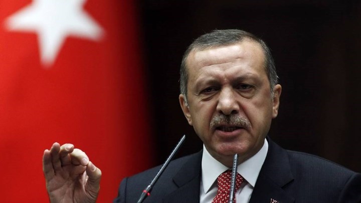 Ο Ερντογάν απολύει εκατοντάδες δημοσίους υπαλλήλους με νέα διατάγματα