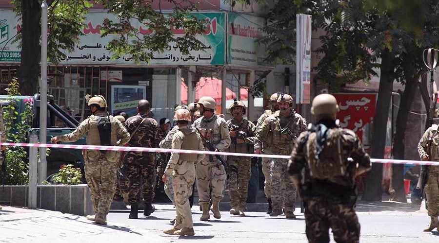 Έκρηξη και πυροβολισμοί σε τέμενος στην Καμπούλ