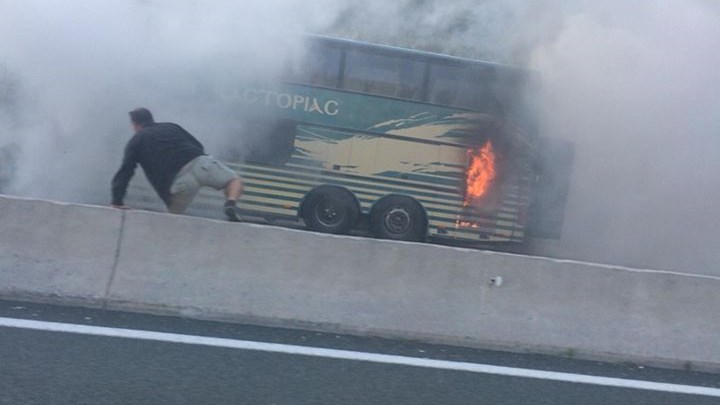 Στις φλόγες τυλίχθηκε λεωφορείο του ΚΤΕΛ Καστοριάς – ΒΙΝΤΕΟ