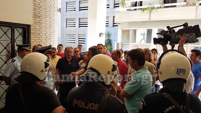 Επεισόδια και συλλήψεις στο δημοτικό συμβούλιο Λαμίας – ΦΩΤΟ – ΒΙΝΤΕΟ