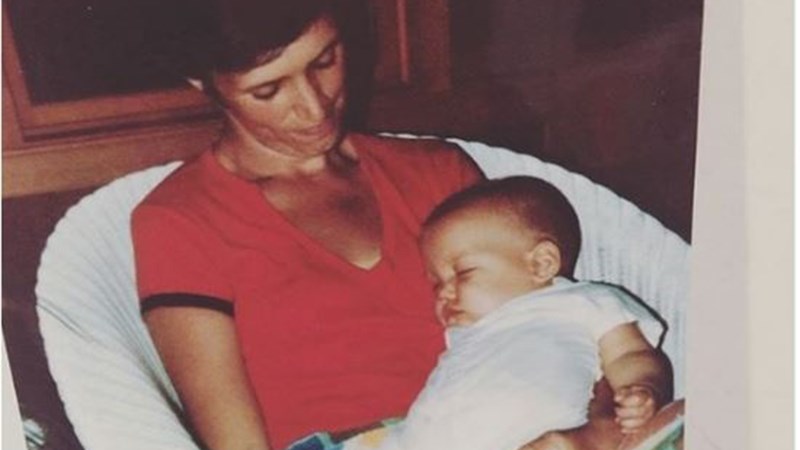 Αναγνωρίζετε το κοριτσάκι της φωτογραφίας; – Σήμερα είναι διάσημη ηθοποιός