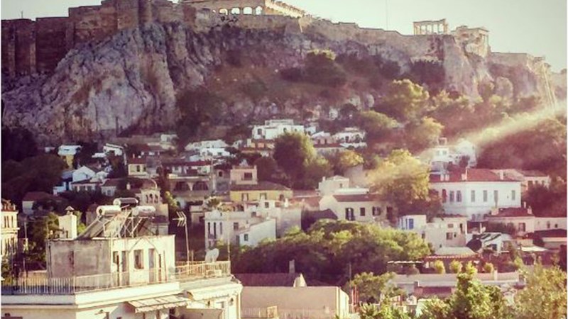 Γνωστή ηθοποιός ποζάρει με μαγιό και φόντο… την Ακρόπολη – ΦΩΤΟ