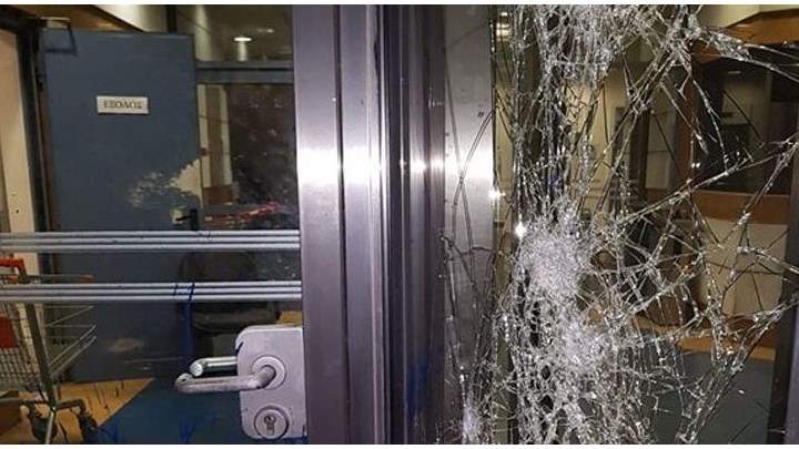 Επίθεση αγνώστων στο παλιό κτίριο του ΔΟΛ στην Μιχαλακοπούλου