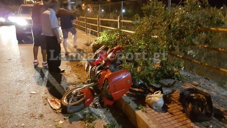 Λαμία: Σοβαρό τροχαίο με μοτοσυκλέτα – “Καρφώθηκε” σε ένα δέντρο ενώ δεν φορούσε κράνος – ΦΩΤΟ
